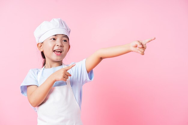 Image d'un enfant asiatique s'exerçant à devenir chef