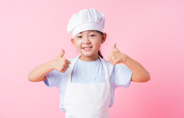 Image d'un enfant asiatique s'exerçant à devenir chef