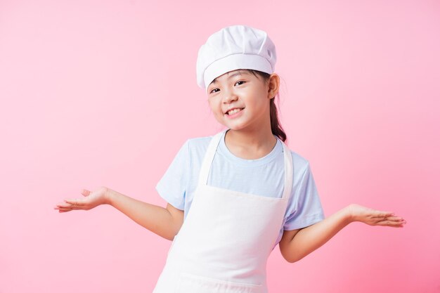 Image d'un enfant asiatique s'exerçant à devenir chef