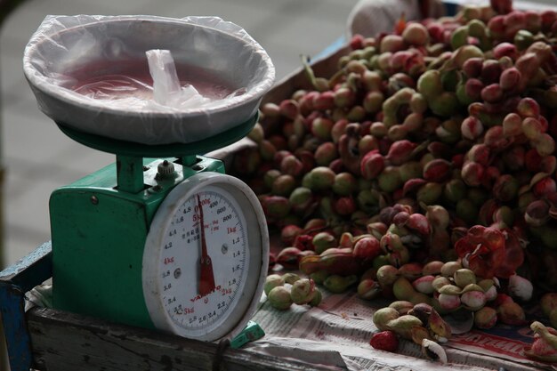 Cette image est une échelle de fruits.