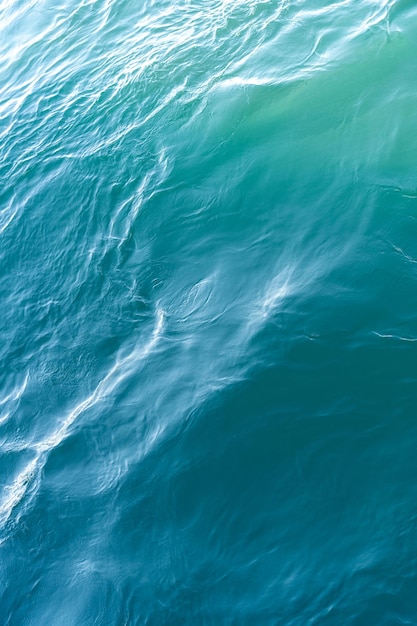 L'image est d'un plan d'eau avec une couleur bleue