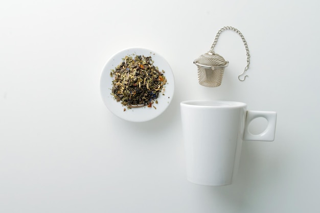 image esthétique de la tasse de théière en métal à base de plantes et de miel sur fond blanc