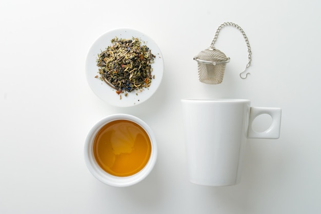 image esthétique de la tasse de théière en métal à base de plantes et de miel sur fond blanc