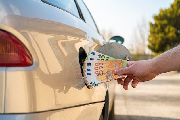 Image évocatrice De Carburants Chers Augmentation Du Prix Du Carburantle Prix Du Carburant Augmentemettre De L'argent Dans Le Réservoir De La Voiture Euro Argent