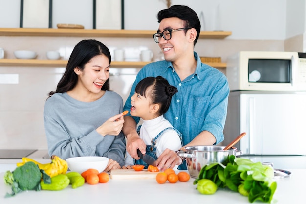 image d'une famille asiatique cuisinant à la maison