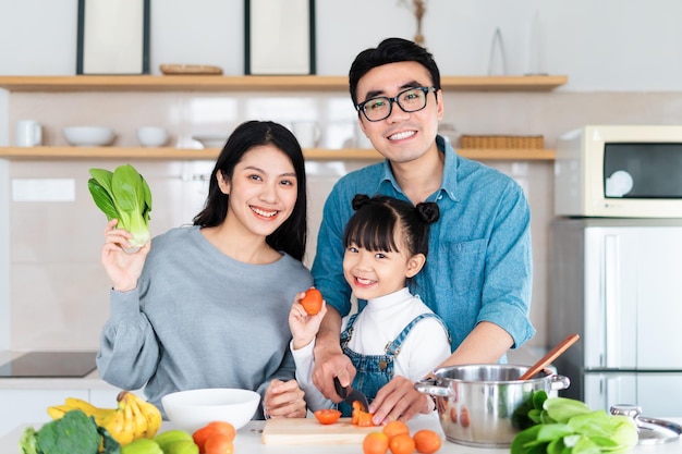 image d'une famille asiatique cuisinant à la maison