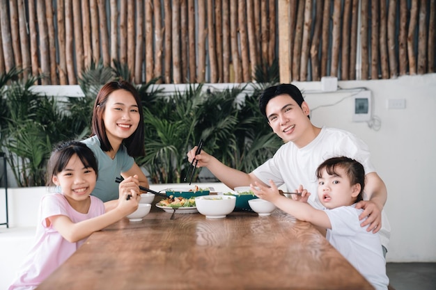 Image d'une famille asiatique en train de déjeuner ensemble