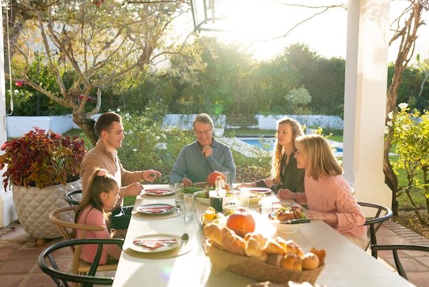 Image d'une famille caucasienne multigénérationnelle en train de dîner en plein air. Concept de famille et de passer du temps de qualité ensemble.