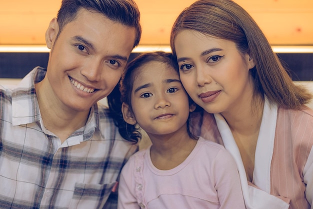 Photo l'image d'une famille heureuse unie par le style de vie