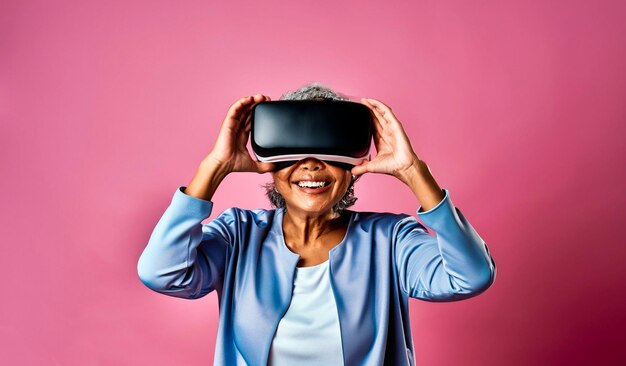 Image d'une femme âgée portant des lunettes VR interagissant avec la réalité virtuelle sur un fond rose