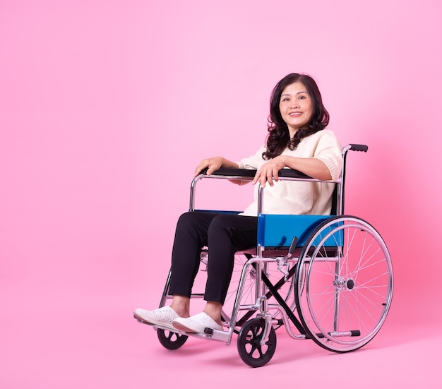 Image d'une femme asiatique d'âge moyen sur fond rose