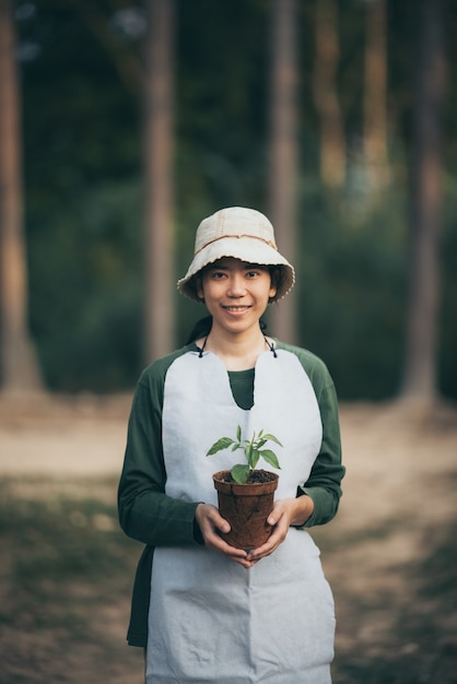 Image d'une femme asiatique dans le concept de la plantation d'arbres pour l'environnement