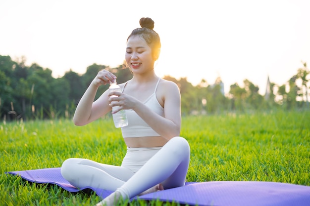 Image d'une femme asiatique faisant du yoga à l'extérieur