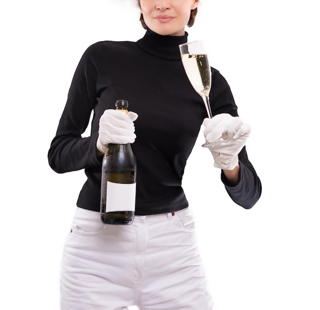 Image D'une Femme Avec Une Coupe De Champagne Et Une Bouteille Dans Les Mains. Gants Blancs. Fond De Studio Clair. Technique Mixte