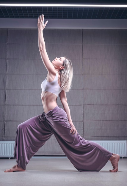 Image D'une Femme Dans Un Lieu De Yoga. Le Concept Du Yoga Et Des Pratiques Spirituelles. Entraînement, Danse Et Pose. Technique Mixte