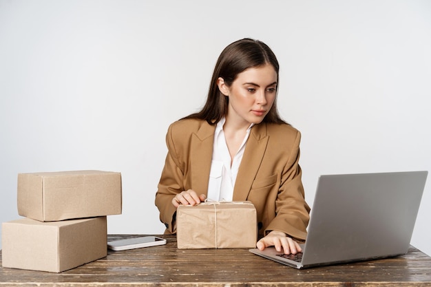 Image d'une femme dans son bureau femme entrepreneur de petite entreprise utilisant un client de traitement d'ordinateur portable ou...