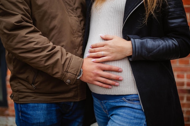 Image de femme enceinte en touchant son ventre avec les mains