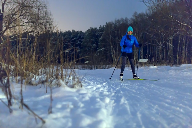 Image d'une femme faisant du ski dans un parc