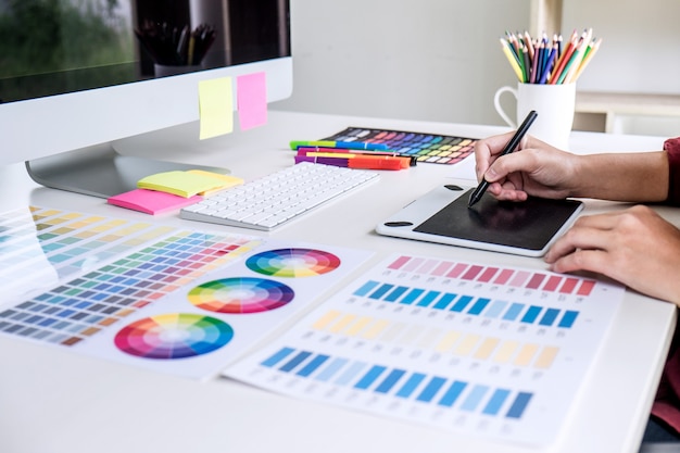 Image d&#39;une femme graphiste créative travaillant sur la sélection des couleurs et sur une tablette graphique