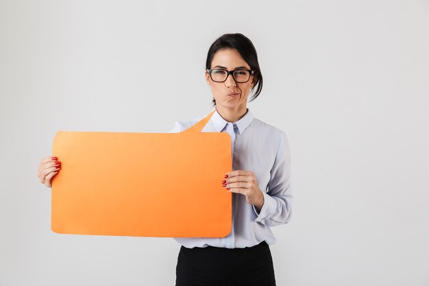 Image de femme heureuse de bureau portant des lunettes tenant une pancarte de fond jaune, isolé sur un mur blanc