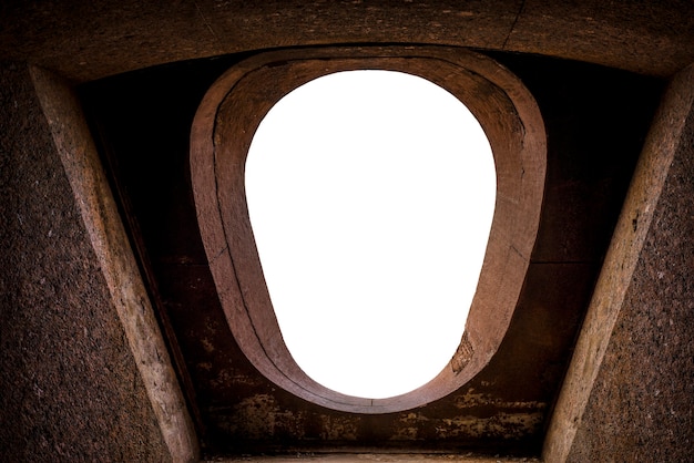 Image d'une fenêtre ovale dans la forteresse de Fort Constantine, Kronstadt.