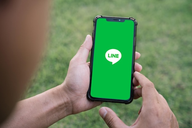 Image fermée d'un homme utilisant une application de ligne sur un smartphone en plein air février 2023 Chiang Mai Thaïlande