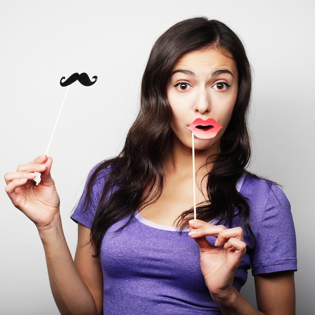 Image de fête Jeune femme enjouée Prête pour du bon temps