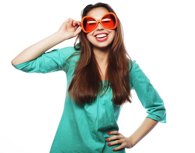 Image de fête Jeune femme espiègle avec des lunettes de fête Prête pour du bon temps