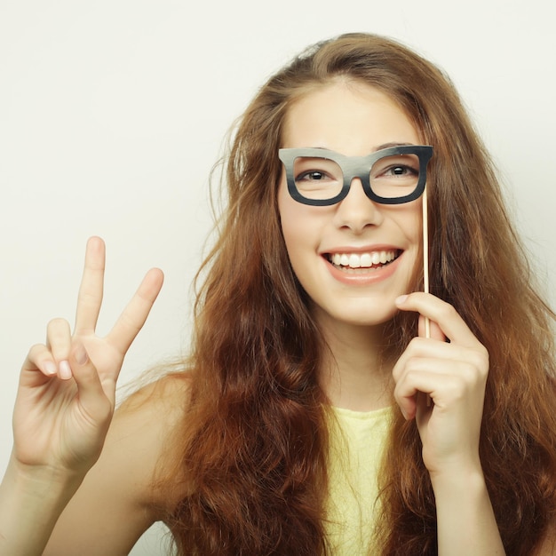 Image de fête Jeunes femmes espiègles tenant des lunettes de fête