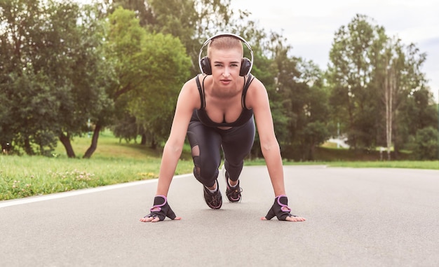 Image D'une Fille Au Casque Qui Se Tient Dans Une Position Inférieure Avant De Commencer à Courir Le Concept D'un Mode De Vie Sain