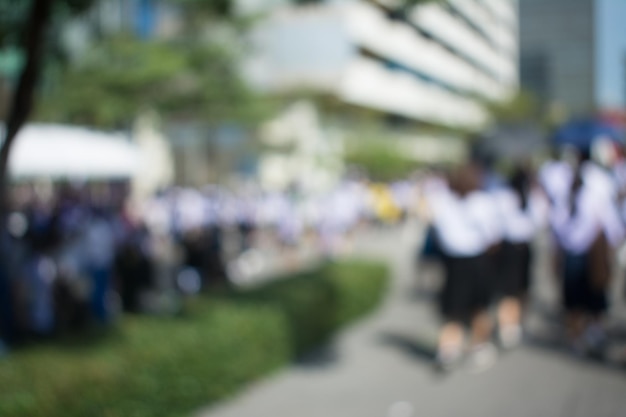 Image floue abstraite de la marche des élèves à l'école