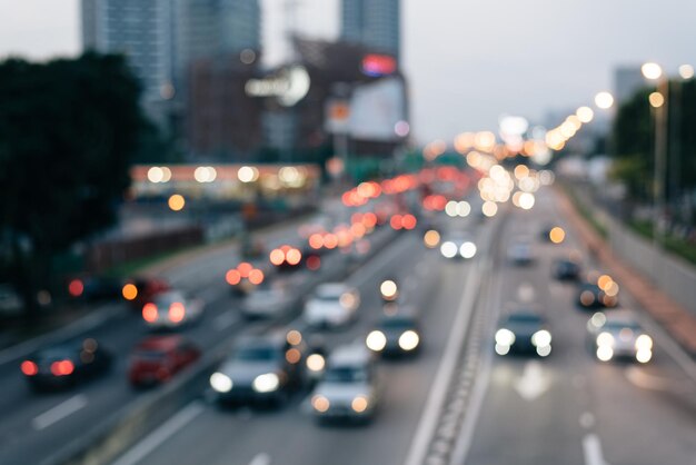 Une image floue d'une autoroute le soir