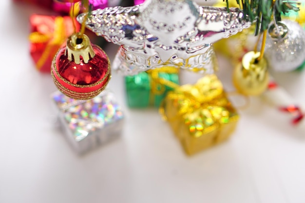 Image floue de coffrets cadeaux faits à la main avec des décorations sur fond blanc. Bonne année et concept de carte de voeux.
