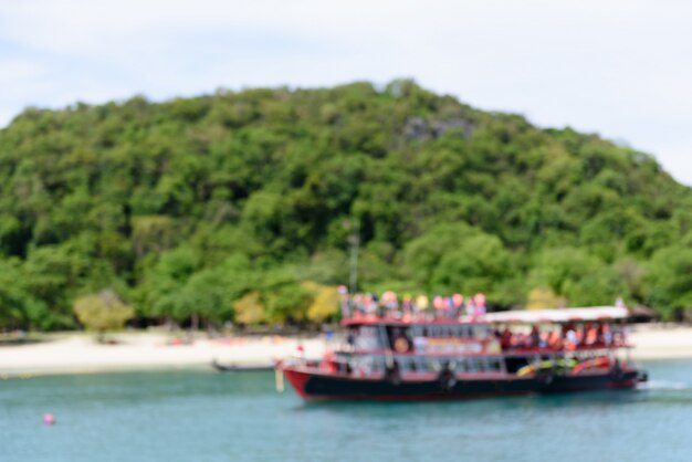 Image floue du bateau de tourisme en mer d'Andaman, Thaïlande