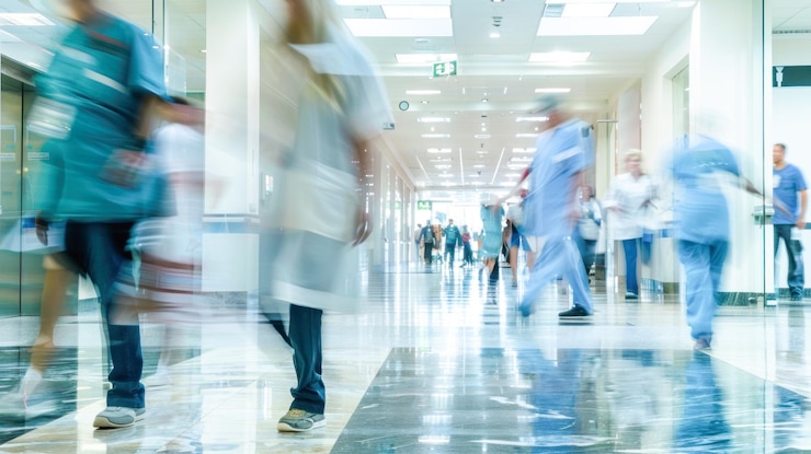 Photo une image floue de l'entrée d'un service d'urgence d'un hôpital avec des patients