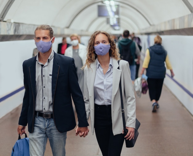 Image floue d'une foule de personnes dans un passage de métro. mode de vie urbain.