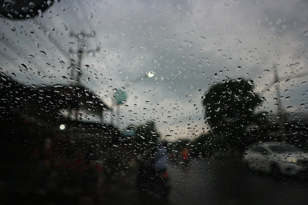 Image floue d'une gouttes de pluie sur le pare-brise.