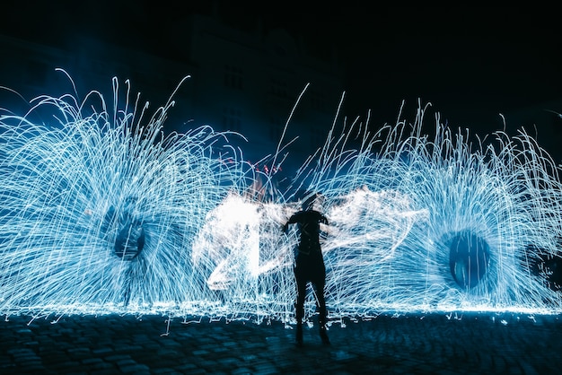 Image floue de l&#39;homme dansant avec le feu