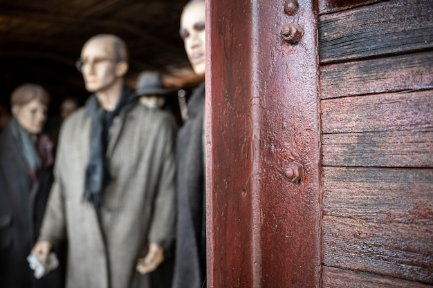 Image floue des Juifs à l'intérieur des wagons du train à destination des camps de concentration pendant la période nazie de la Seconde Guerre mondiale Concept de mémoire shoah holocauste déportation du peuple juif