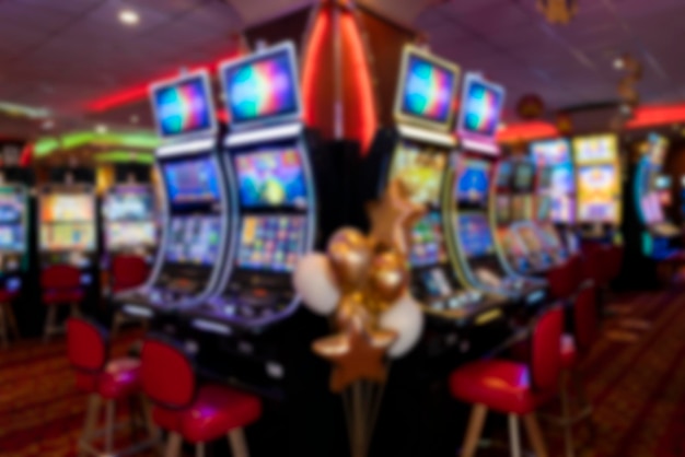 image floue des machines à sous du casino, dans l'hotizontal