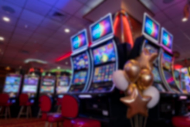 image floue des machines à sous du casino, dans l'hotizontal