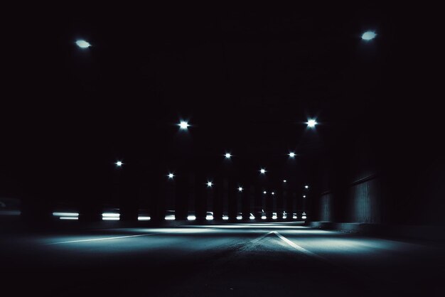 Image floue en mouvement d'un tunnel sombre avec des traînées lumineuses