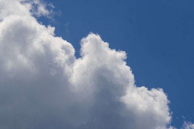 Image floue de nuages blancs sur le ciel bleu foncé Plus vous regardez, plus vous trouvez de nouvelles idées, idées et imaginations.