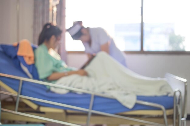 Image floue d'un patient avec goutte à goutte à l'hôpital pour une utilisation en arrière-plan