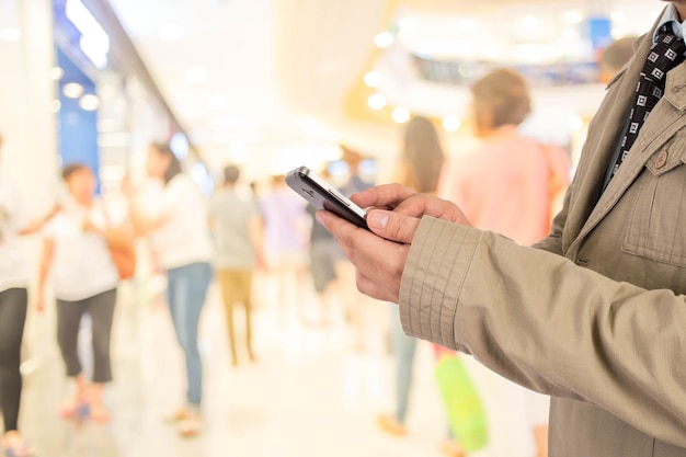 Image floue des personnes dans un centre commercial