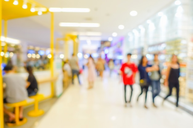 Image floue de personnes marchant au shopping