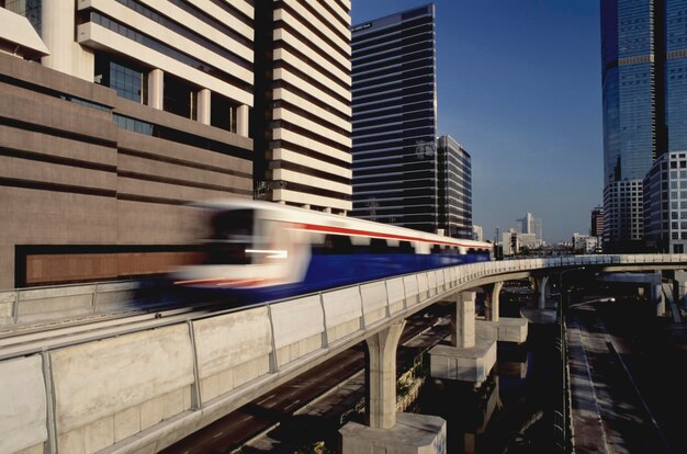 Photo image floue d'un train de métro qui se déplace sur les voies de la ville