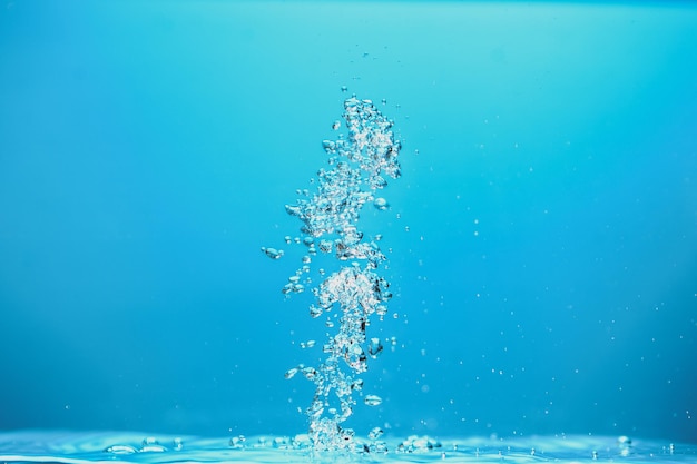 Image de fond abstraite de bulles dans l'eau bleue