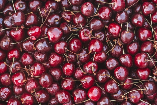 Image de fond de cerises douces mûres rouges couchées. Vue de dessus, mise à plat. Espace de copie