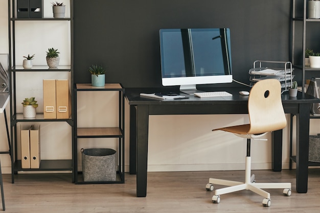 Image de fond du lieu de travail graphique du bureau à domicile avec ordinateur et mobilier en noir et blanc, espace pour copie